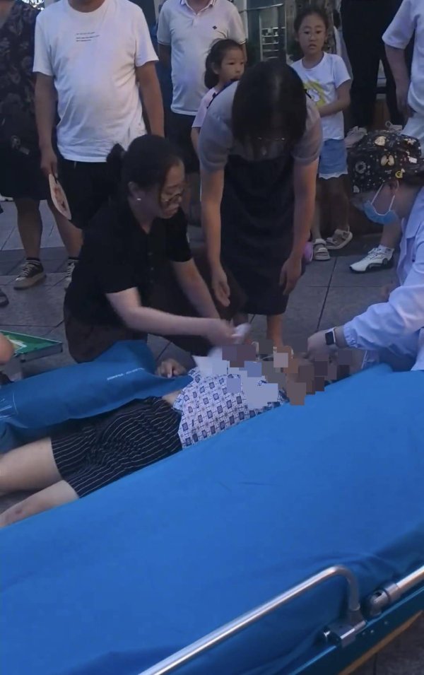 杜德配资 四川两女医护散步时遇一男子倒地抽搐，现场做心肺复苏施救，居民称赞“非常专业”