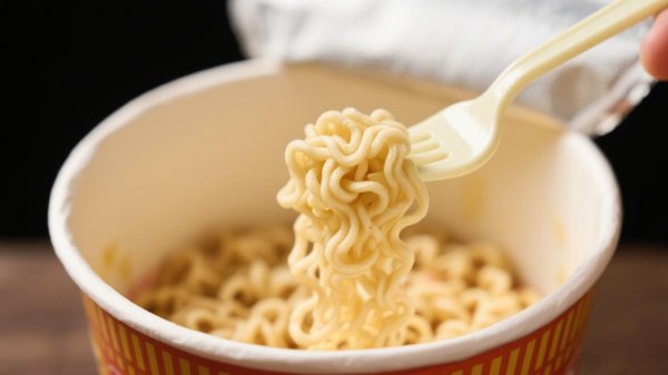 九五配资 高铁去泡面化：气味之争还是利益之争？